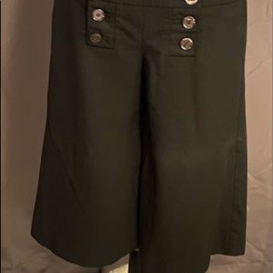 Button on both sides of capris make these so cute.